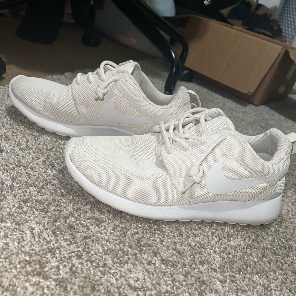 Nike Roshe One- white size 7